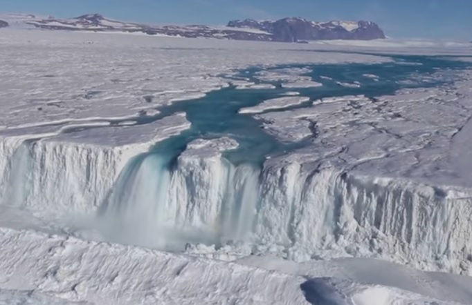 南極にできた川・滝